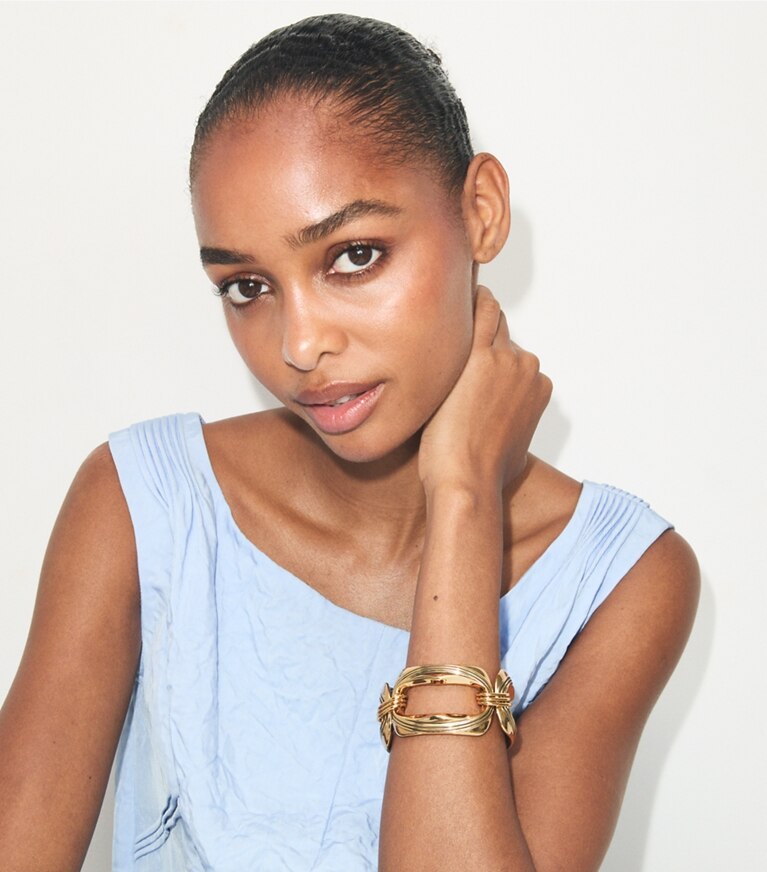 Tory Burch diseñador pulseras Pulsera de metal tallado Runway en Light Brass accesorio en modelo