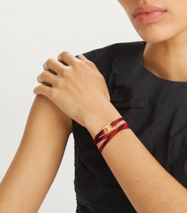 Tory Burch diseñador pulseras Pulsera envolvente Embrace Ambition en Tory Gold / Red / Purple accesorio en el modelo