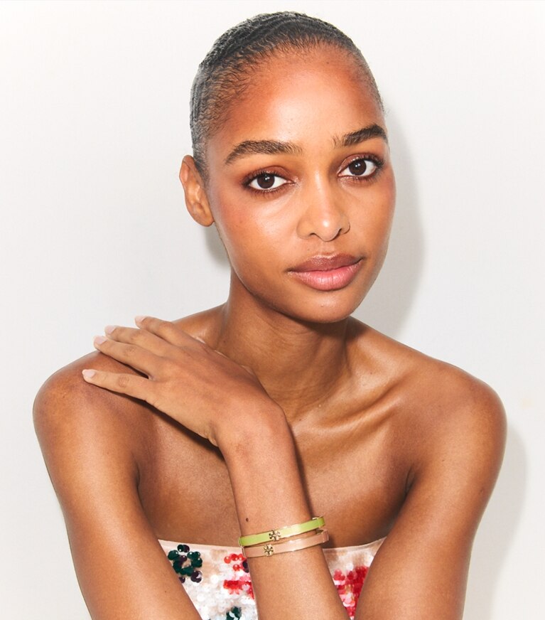 Tory Burch diseñador pulseras Pulsera esmaltada de guilloché con ícono mediano en Tory Gold / Rose accesorio en modelo