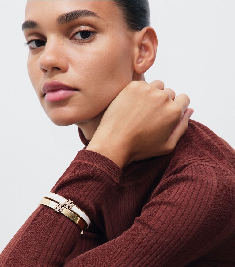 Tory Burch diseñador pulseras Pulsera esmaltada Icon en pavé en New Ivory / Tory Gold / Crystal accesorio en modelo