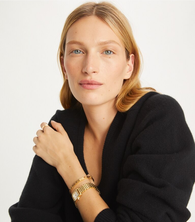 Tory Burch diseñador pulseras Pulsera rígida fina Icon con monograma de T en Tory Gold adicional en modelo