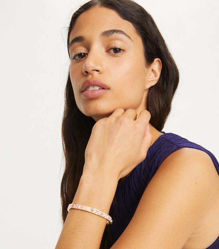 Tory Burch diseñador pulseras Pulsera rígida Icon con monograma de T en Tory Gold / New Ivory accesorio en modelo