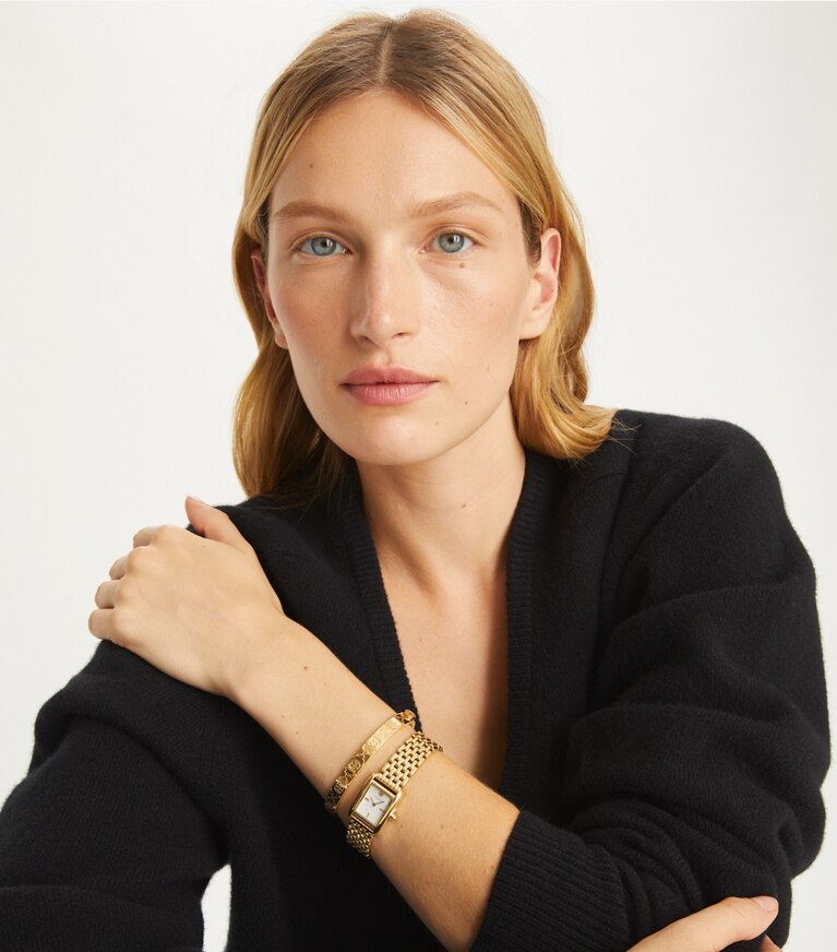 Tory Burch diseñador pulseras Pulsera rígida Icon con monograma de T en Tory Gold adicional en modelo