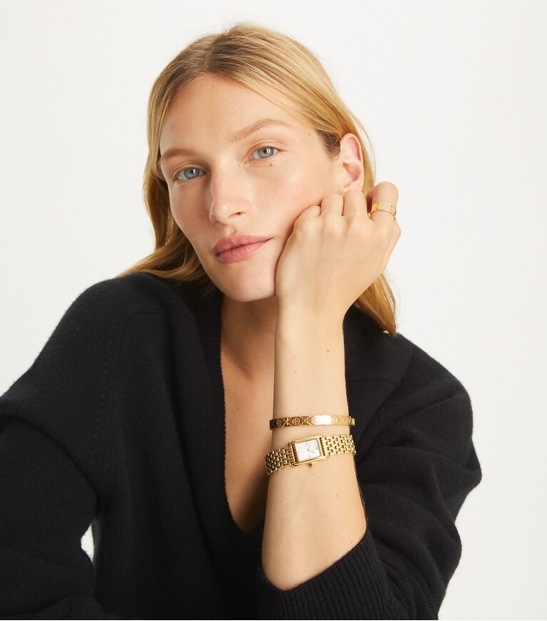 Tory Burch diseñador pulseras Pulsera rígida Icon con monograma de T en Tory Gold adicional en modelo
