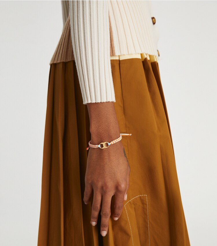 Tory Burch diseñador pulseras Pulsera tejida Embrace Ambition en Tory Gold / Tory Navy / Olive accesorio en el modelo