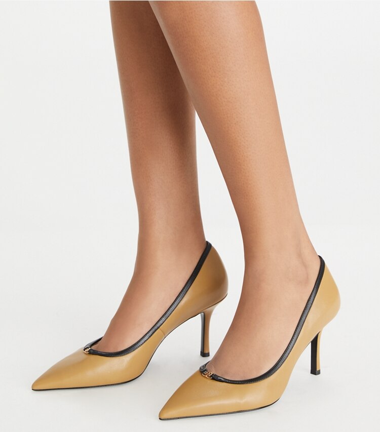 Tory Burch designer heels Pumps mit Doppel-T und Schnalle in GINGER SHORTBREAD / LIGHT CREAM accessory on model