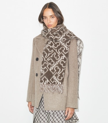 Tory Burch designer スカーフ・マフラー パズル ロゴ マフラー in Black / Ivory accessory on model