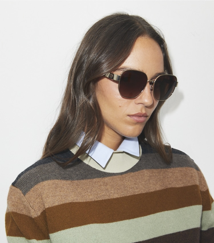 Tory Burch designer sonnenbrillen & brillen Quadratische Miller Sonnenbrille aus Metall in BRUSHED LIGHT GOLD/WINE accessory on model