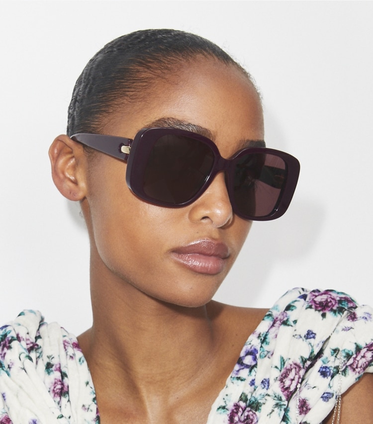 Tory Burch designer sonnenbrillen & brillen Quadratische Oversize-Sonnenbrille mit Piercingdetail in BURGUNDY/WINE accessory on model