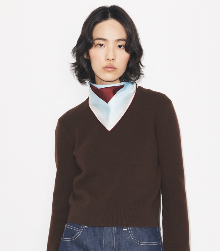 Tory Burch designer schals Quadratisches Geo Seidentaschentuch in BROWN / Blue accessory on model