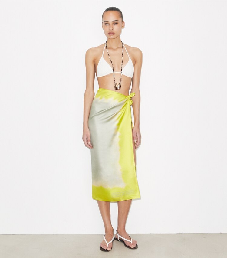 Tory Burch designer schals Quadratisches Seidentuch mit Batikmuster in Khaki / Yellow accessory on model