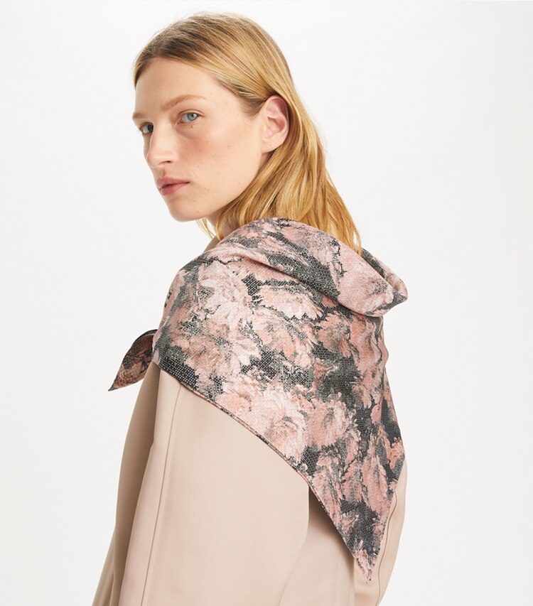 Tory Burch designer schals Quadratisches Seidentuch mit Pixelblumen in Pixel Flower Silk Square Blush accessory on model