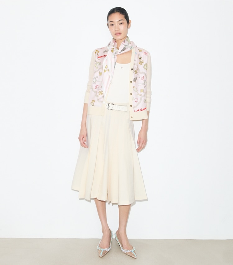 Tory Burch designer schals Quadratisches Seidentuch mit Rassel-Print in Rattles Pink accessory on model