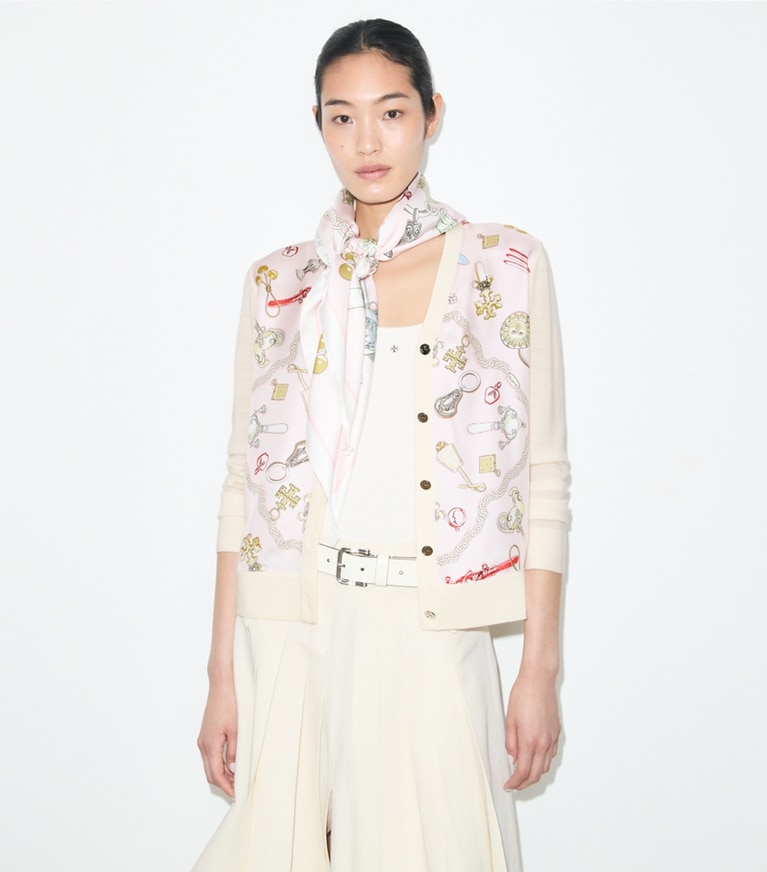 Tory Burch designer schals Quadratisches Seidentuch mit Rassel-Print in Rattles Pink additional on model