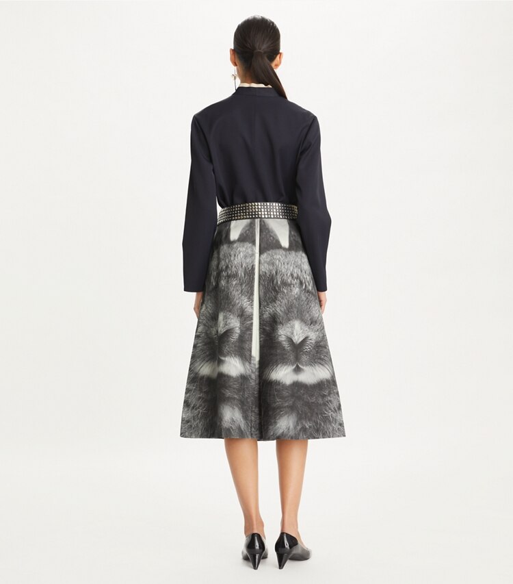Tory Burch designer ボトムス ラビットプリント デニムスカート in Gray Rabbit Portrait on model back