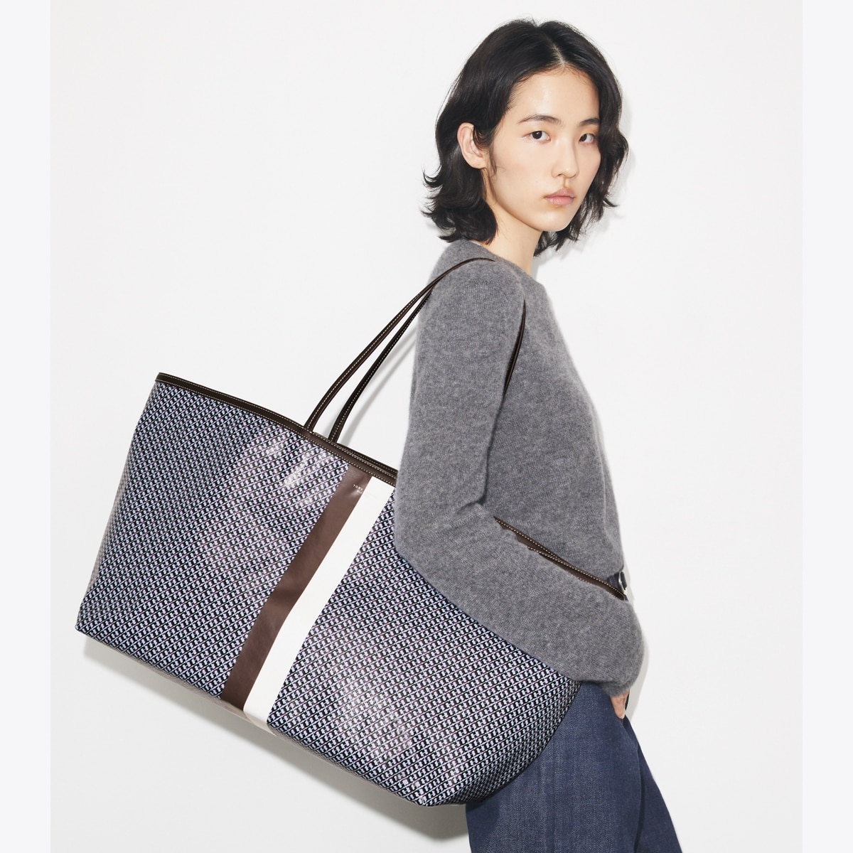 racer-xl-tote-accessory-on-
