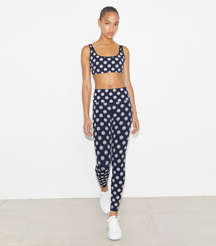 Tory Burch designer reggiseni sportivi Reggiseno contenitivo T Monogram con scollo rotondo in Tory Navy Engraved Logo parte anteriore su modella
