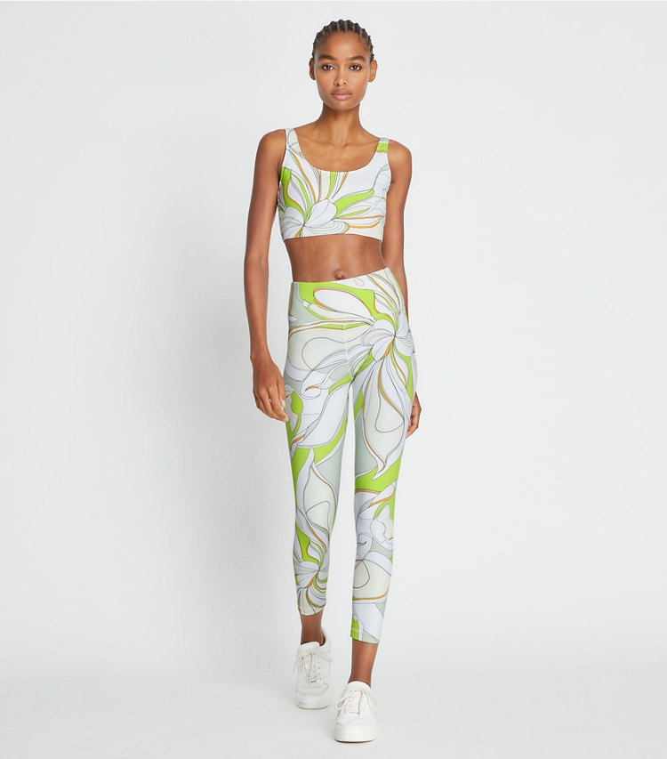 Tory Sport designer reggiseni sportivi Reggiseno lungo con scollo arrotondato e stampa in Chartreuse Twisty Flower parte anteriore su modella