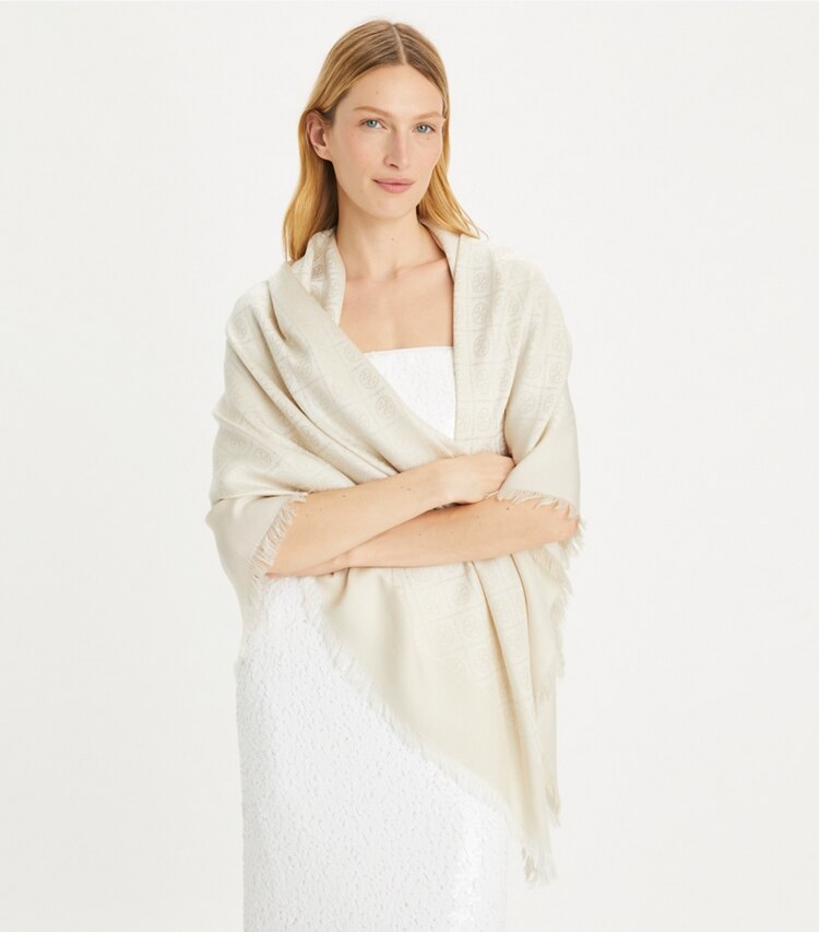 Tory Burch designer schals Reisebeutel aus Jacquard mit T-Monogramm in Black accessory on model