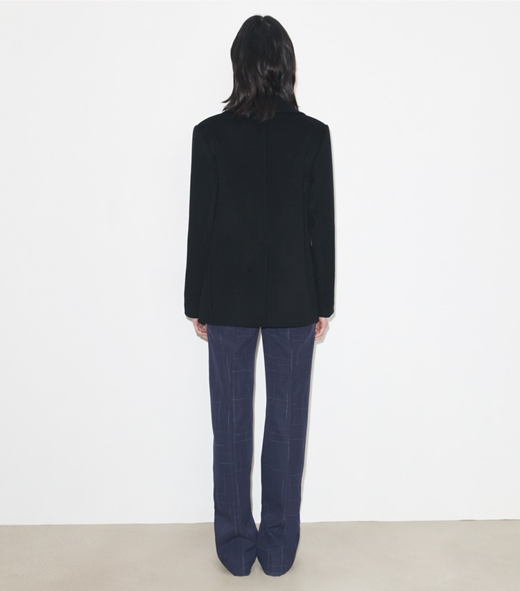 Tory Burch designer コート リラックス ツイル ジャケット in Black on model back