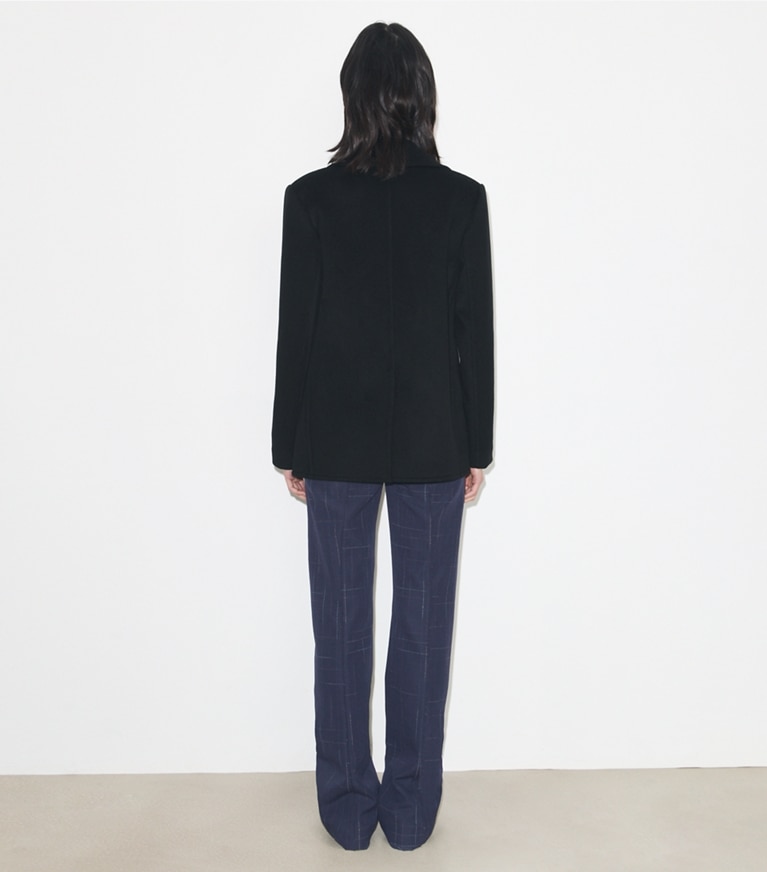 Tory Burch designer コート リラックス ツイル ジャケット in Black on model back