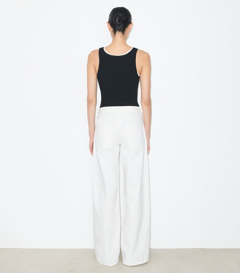 Tory Burch diseñador tops Remera sin mangas de punto de viscosa en Black parte posterior en modelo