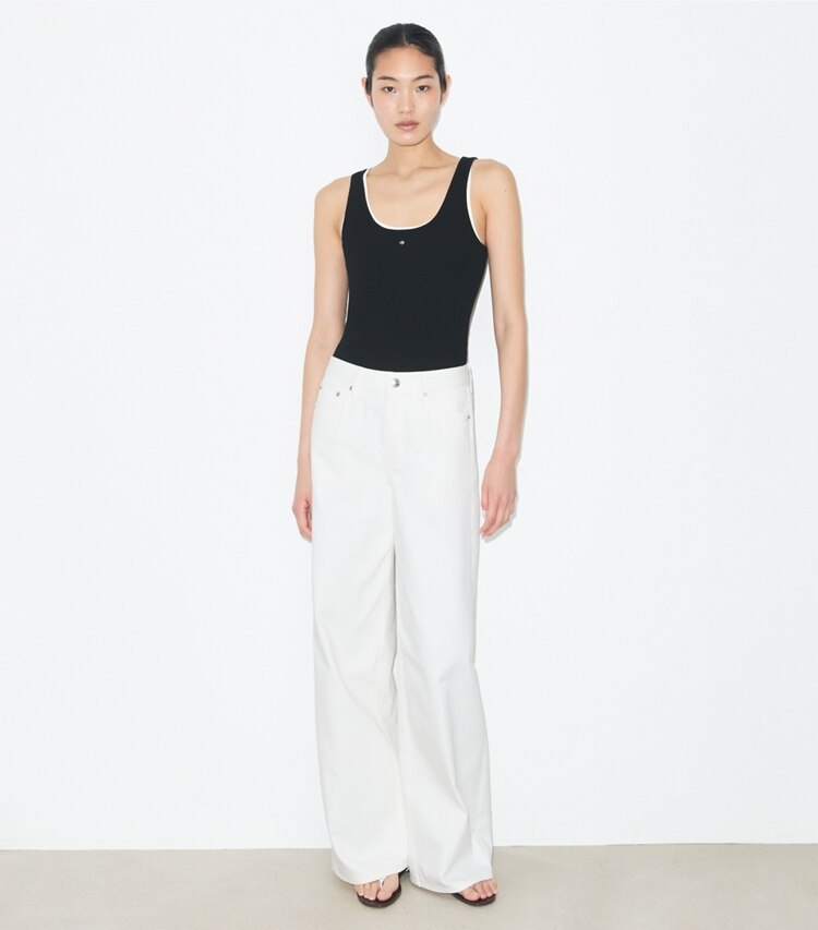 Tory Burch diseñador tops Remera sin mangas de punto de viscosa en Black frente en modelo