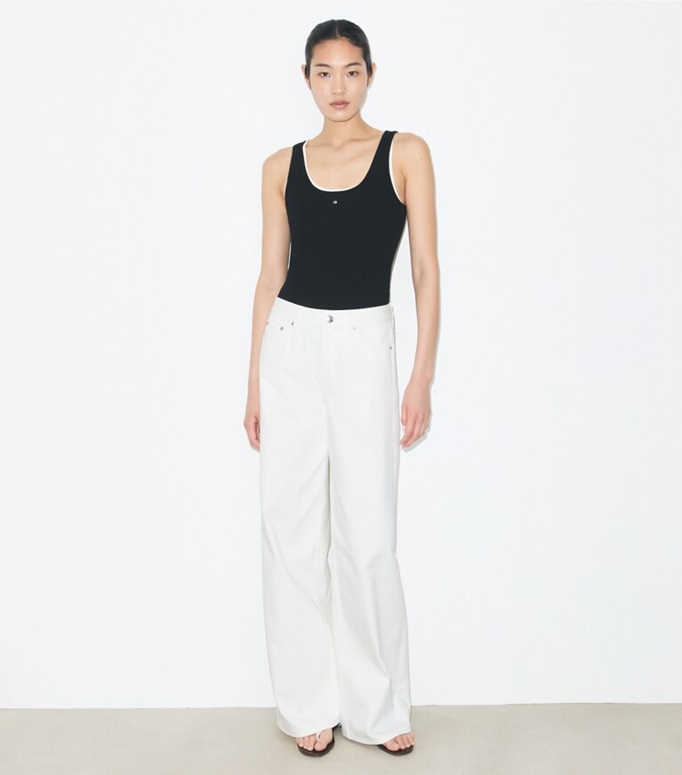 Tory Burch diseñador tops Remera sin mangas de punto de viscosa en Black frente en modelo