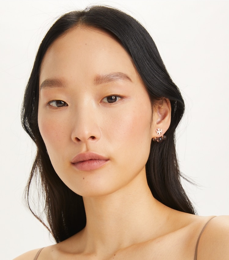 Tory Burch designer イヤリング＆ピアス レジン フロントバック ピアス in Tory Silver / Swirl Blue accessory on model