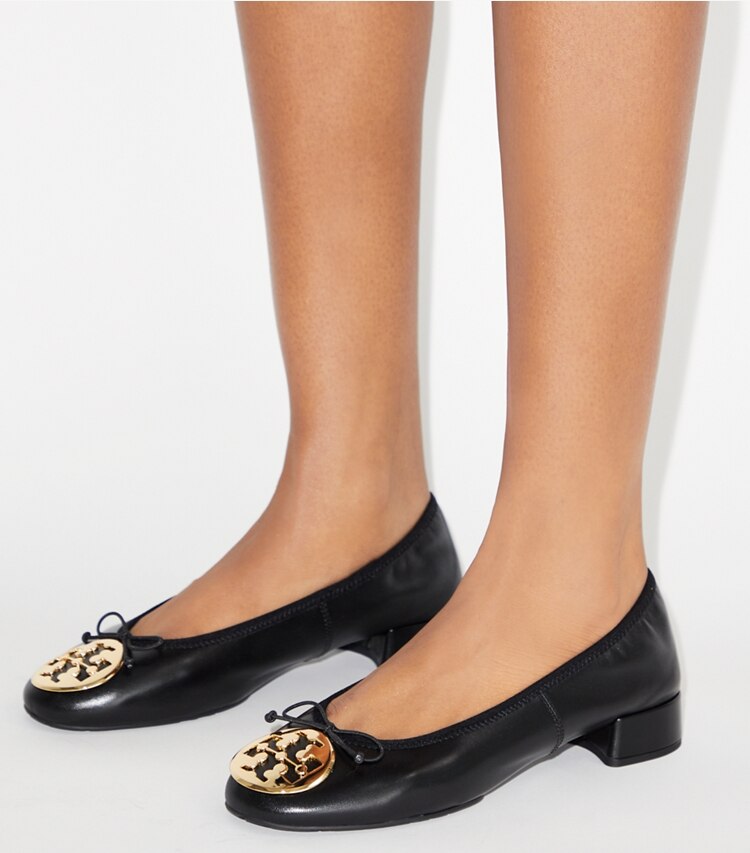 Tory Burch designer loafers Reva Ballerina mit Absatz in PERFECT BLACK / GOLD accessory on model