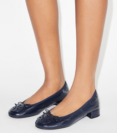 プレゼント最適！新品未使用！箱・ショッピングバッグ付きフルー包装！TORY BURCH FLATSフラットバレエ靴上品納めなネイビーブラック TORY BURCH（トリーバーチ） フラットパンプス MINNIE TRAVEL BALLET