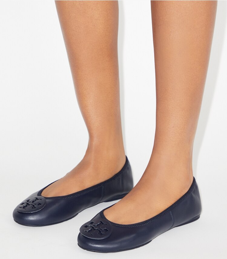Tory Burch designer loafers Reva Travel Ballerina in NEW NAVY / NEW NAVY accessory on model
