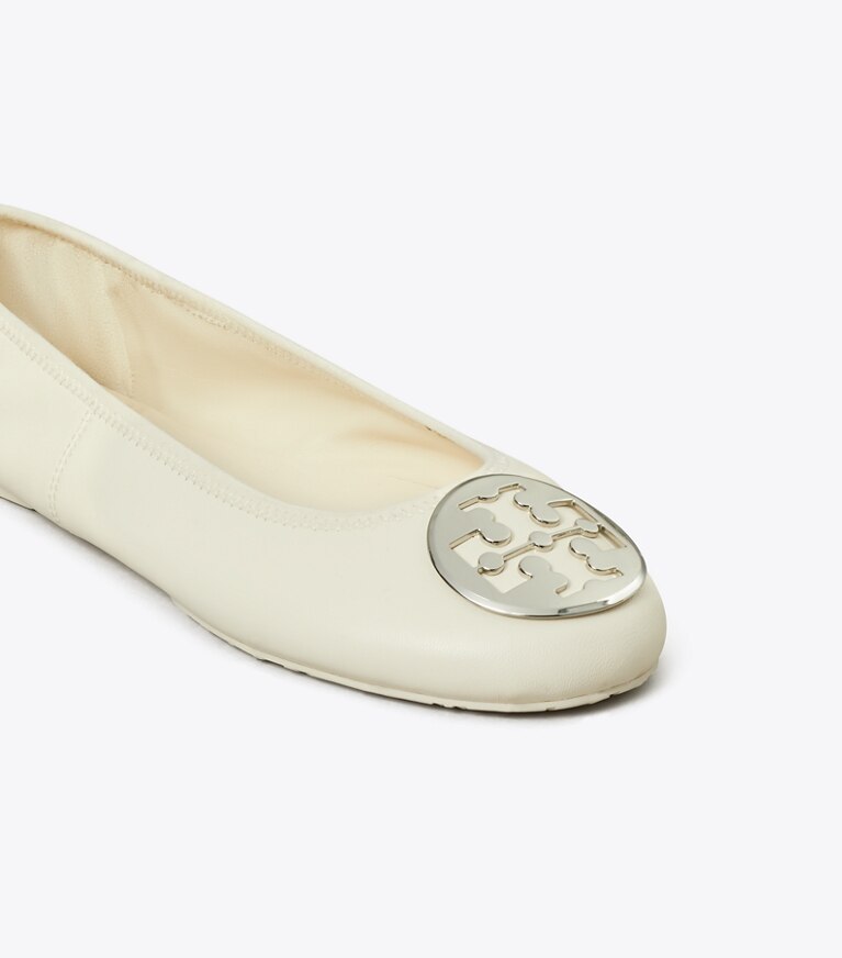 Tory Burch designer loafers Reva Travel Ballerina in LIGHT CREAM / SILVER detail