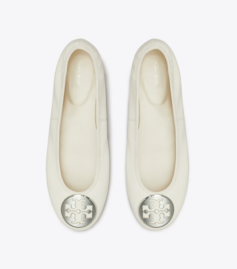 Tory Burch designer loafers Reva Travel Ballerina in LIGHT CREAM / SILVER von oben