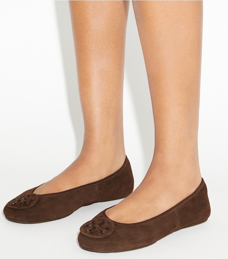 Tory Burch designer flats Reva Travel Ballet in DARK COCOA / DARK COCOA accessory on model