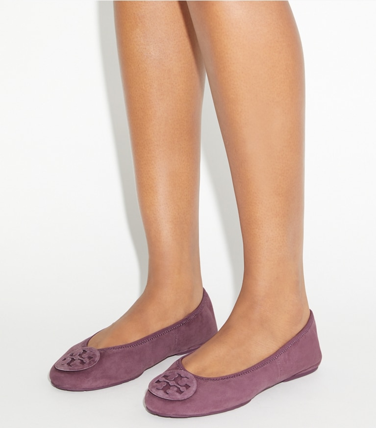 Tory Burch designer flats Reva Travel Ballet in MAUVE / MAUVE accessory on model