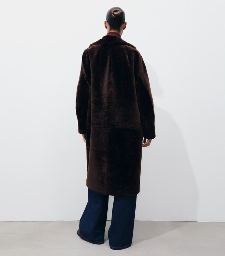 Tory Burch designer coats Reversible Shearling Coat in Cacao on model back