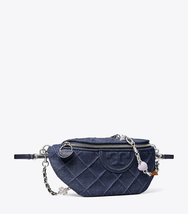 Tory Burch diseñador riñoneras Riñonera de mezclilla Fleming con dije en Blue ángulo