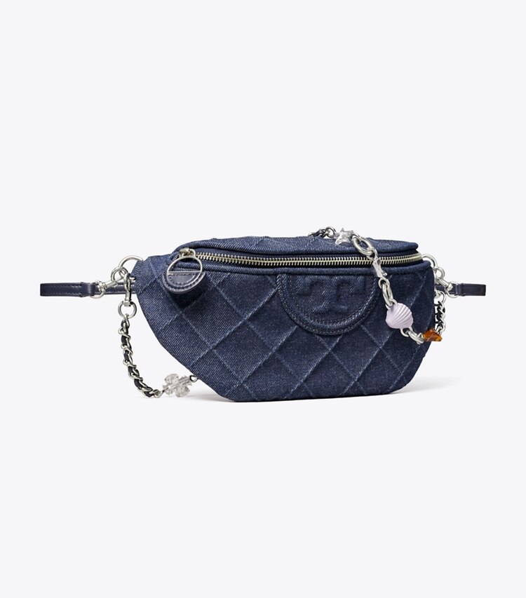 Tory Burch diseñador riñoneras Riñonera de mezclilla Fleming con dije en Blue ángulo