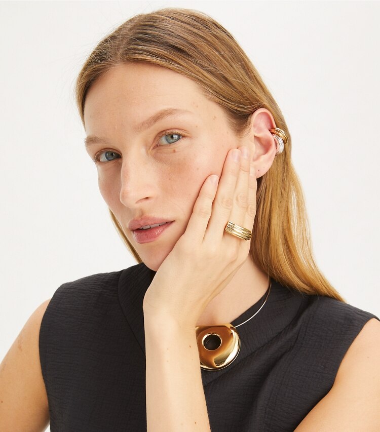 Tory Burch designer ringe Ring mit Piercingdetail in Light Brass accessory on model