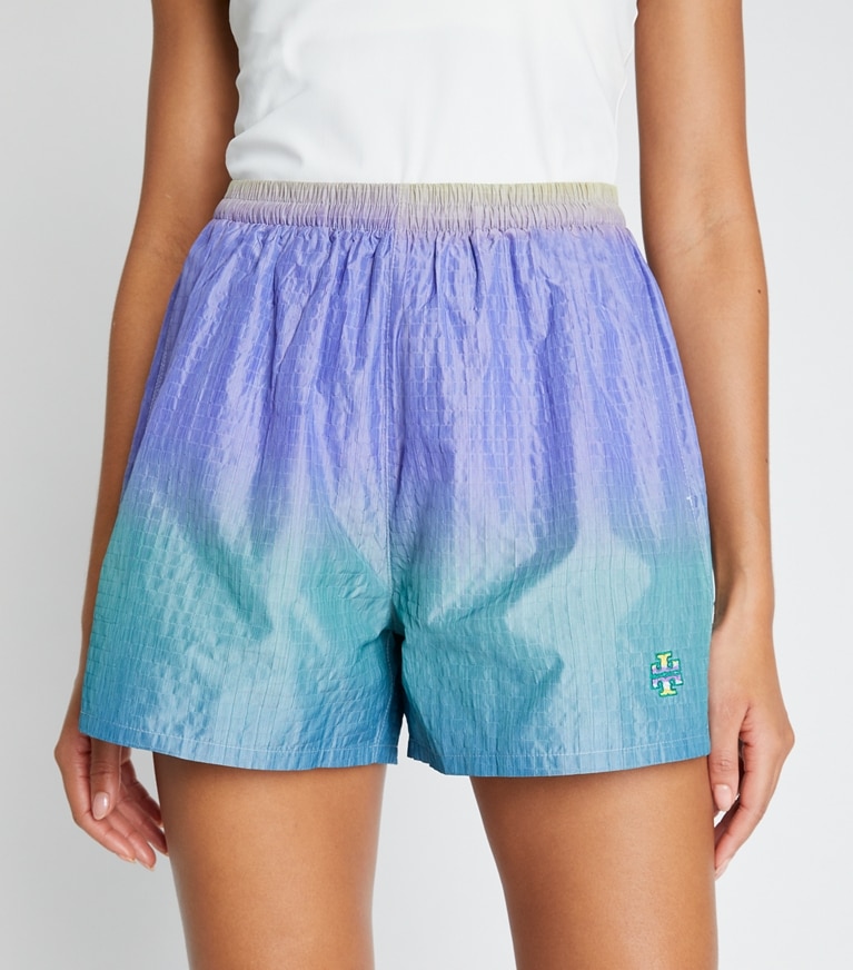 https://s7.toryburch.com/is/image/ToryBurch/style/ripstop-gradient-drawstring-short-on-model-detail.TB_148187_781_20230221_OMDET.pdp-767x872.jpg