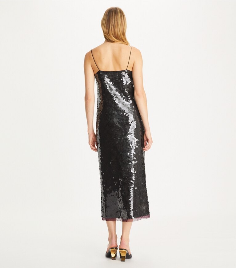 Tory Burch designer robes Robe à bretelles à paillettes dans Dark Scarlet sur modèle, de dos