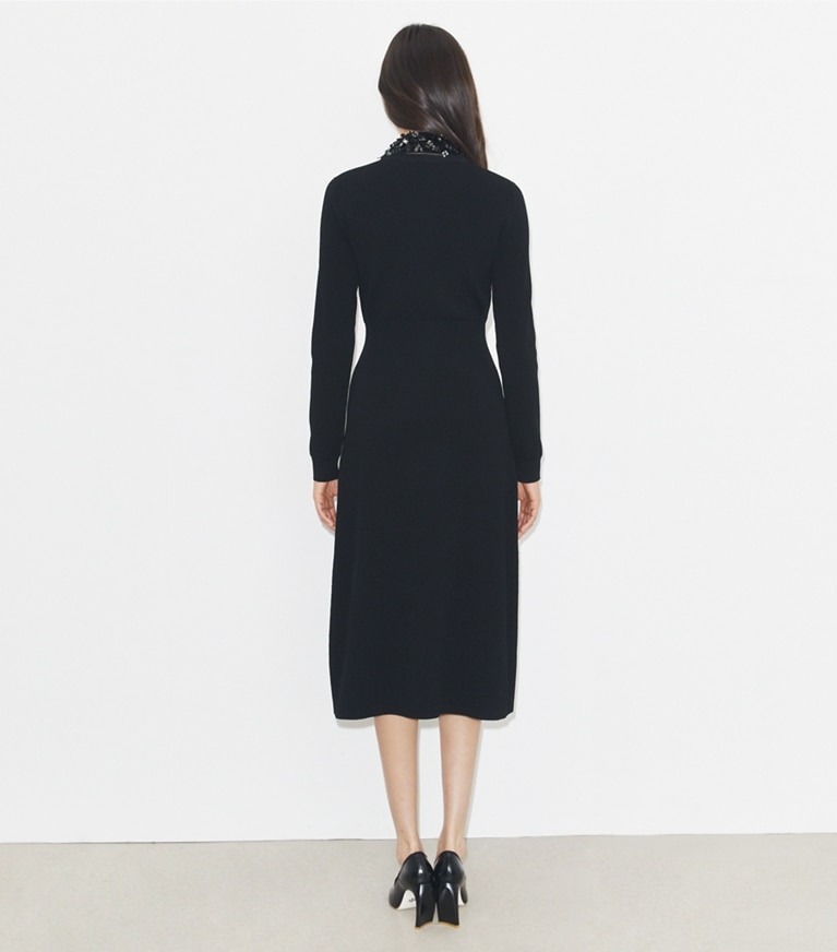 Tory Burch designer robes Robe à col orné dans Black sur modèle, de dos