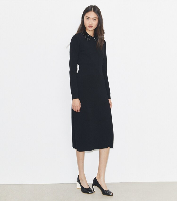 Tory Burch designer robes Robe à col orné dans Black sur modèle, de face