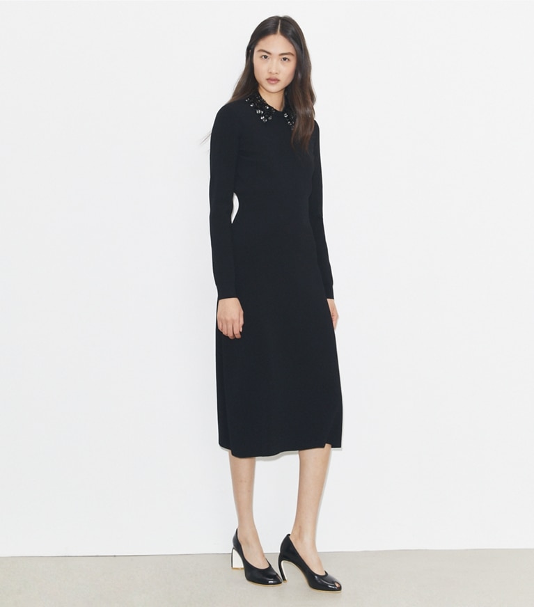 Tory Burch designer robes Robe à col orné dans Black sur modèle, de face