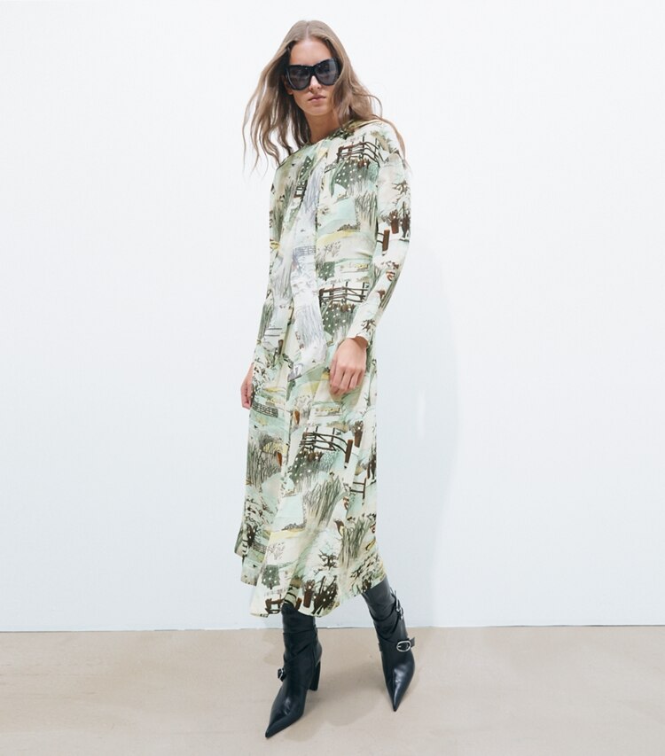 Tory Burch designer robes Robe à nœud en viscose imprimée in Yellow Forest sur mannequin, devant