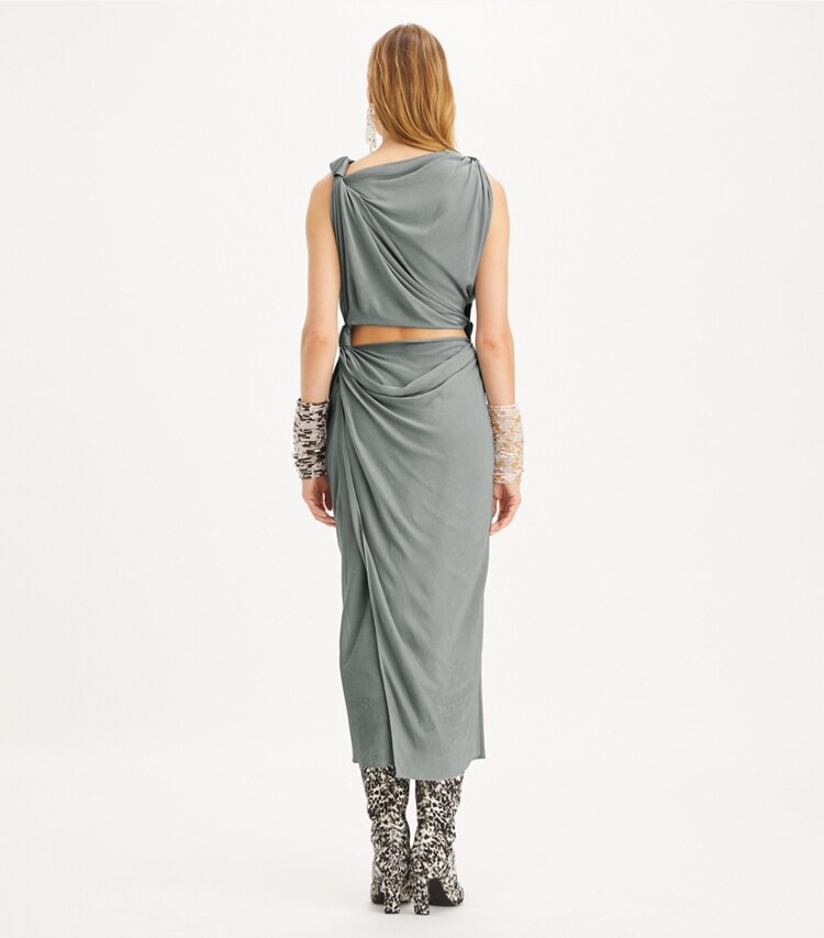 Tory Burch designer robes Robe à nœud en viscose dans Shale Gray sur modèle, de dos