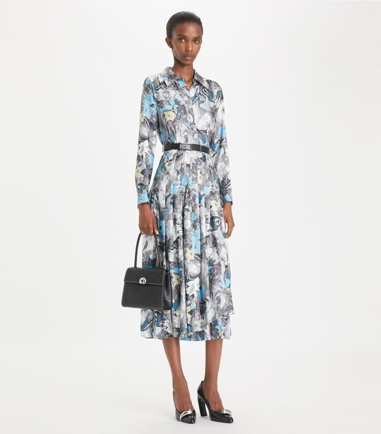 Tory Burch designer robes Robe à pinces en sergé de soie imprimée in Blue Abstract Floral sur mannequin, devant