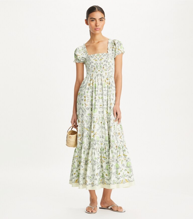 Tory Burch designer robes Robe à smocks en coton imprimé dans Beige Rabbit Field sur modèle, de face