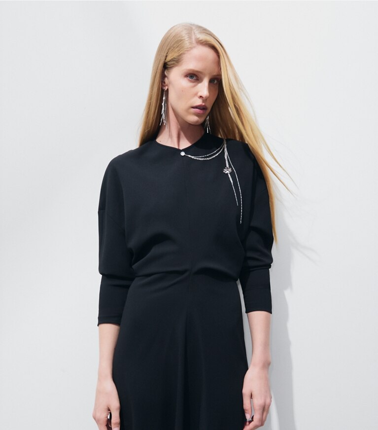 Tory Burch designer robes Robe brodée en crêpe de satin in BLACK on model detail